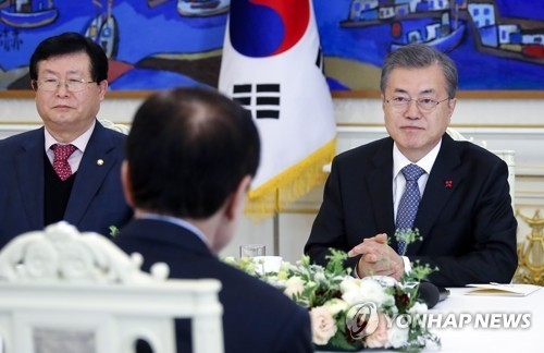 이해찬 대표 발언 듣는 문 대통령 (서울=연합뉴스) 배재만 기자 = 문재인 대통령이 31일 오전 청와대에서 열린 당 지도부 초청 오찬에서 더불어민주당 이해찬 대표의 발언을 듣고 있다.