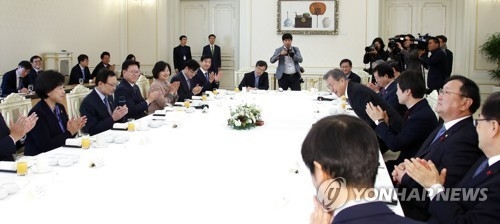 더불어민주당 지도부, '문재인 대통령에게 박수를' (서울=연합뉴스) 배재만 기자 = 문재인 대통령이 31일 오전 청와대에서 열린 당 지도부 초청 오찬에서 이해찬 대표의 요청으로 참석자들이 격려의 박수를 보내자 인사하고 있다.