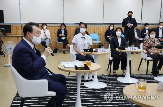 윤석열 대통령이 30일 오전 서울 구로구 가족센터를 방문, 소외·취약가족과의 간담회에서 발언하고 있다. 2022.8.30 【연합뉴스】