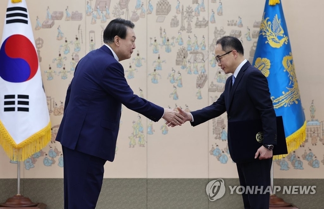 윤석열 대통령이 16일 오전 서울 용산 대통령실 청사에서 이원석 검찰총장에게 임명장을 수여한 뒤 악수하고 있다. 2022.9.16<br>
【서울=연합뉴스】