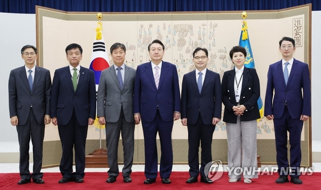 윤석열 대통령이 16일 오전 서울 용산 대통령실 청사에서 한기정 공정거래위원장(오른쪽 세번째)에게 임명장을 수여한 뒤 기념<br>
촬영을 하고 있다. 2022.9.16 【서울=연합뉴스】
