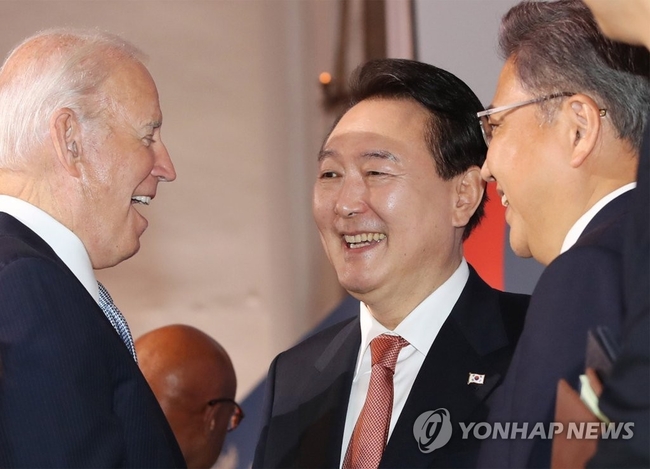 윤석열 대통령과 조 바이든 미국 대통령이 21일(현지시간) 미국 뉴욕 한 빌딩에서 열린 글로벌펀드 제7차 재정공약회의를 마친 뒤<br>
대화를 나누고 있다. 2022.9.22 【뉴욕=연합뉴스】