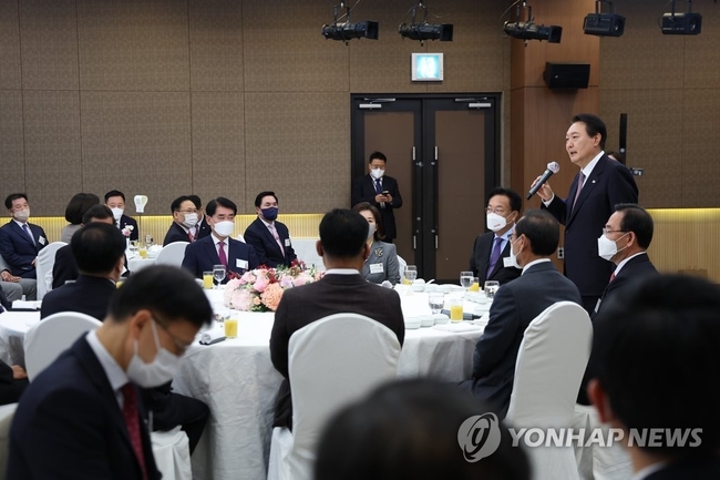 윤석열 대통령이 19일 서울 용산 국방컨벤션센터에서 열린 국민의힘 원외당협위원장 초청 오찬 간담회에서 발언을 하고 있다.<br>
.2022.10.19 【[대통령실 제공=연합뉴스】