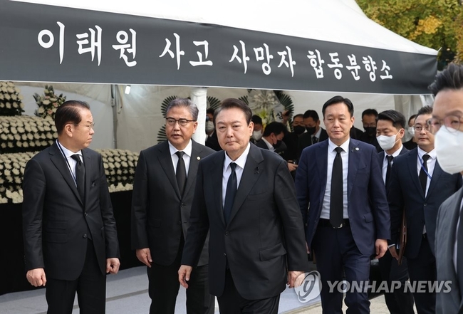 윤석열 대통령이 국무위원들과 함께 1일 서울 용산구 녹사평역 광장에 마련된 이태원 사고 사망자 합동분향소를 찾아 조문한 뒤<br>
이동하고 있다. 2022.11.1 【연합뉴스】
