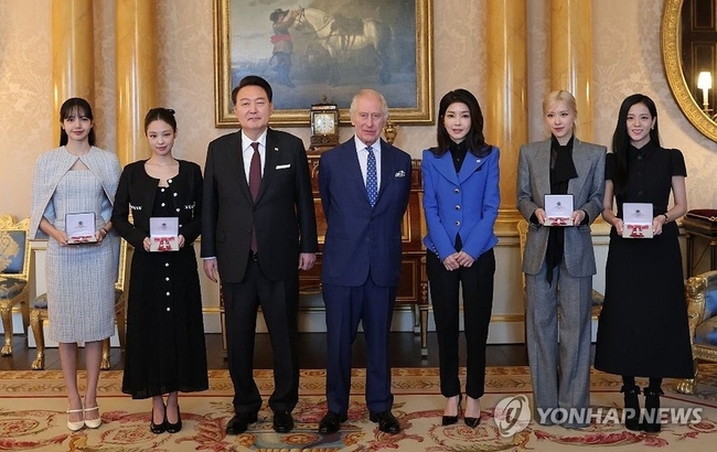 영국을 국빈 방문한 윤석열 대통령과 김건희 여사가 22일(현지시간) 런던 버킹엄궁에서 열린 문화 예술인 격려행사에서 찰스 3세<br>
영국 국왕으로부터 대영제국훈장을 받은 블랙핑크 멤버들과 기념 촬영을 하고 있다. 왼쪽 부터 리사, 제니, 윤 대통령, 찰스 3세, 김 여사 로제, 지수. 2023.11.23 【공동취재=런던 연합뉴스】