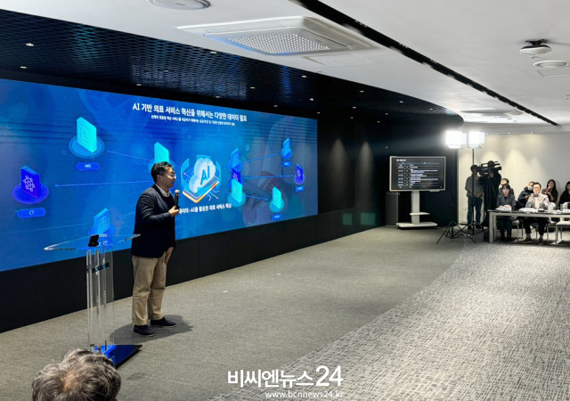서울 중구 더존을지타워에서 진행된 ‘공공부문 초거대 AI 활용 추진 현장 간담회’에서 더존비즈온 송호철 플랫폼사업부문 대표가<br>
발표를 하고 있다