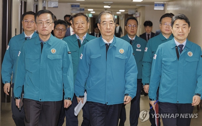 의대 정원 확대를 두고 '의정 갈등'이 계속되고 있는 20일 오후 한덕수 국무총리가 의료 개혁 관련 대국민 담화 발표를 위해 관계<br>
장관들과 서울 종로구 정부서울청사 회견장으로 이동하고 있다. 2024.3.20 【서울=연합뉴스】