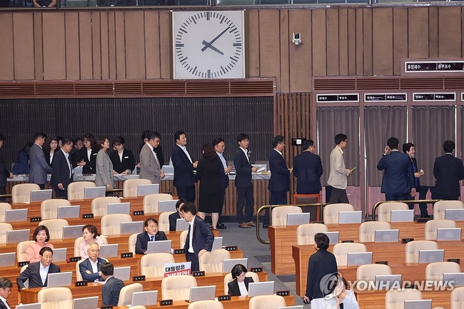  2일 오후 국회 본회의에서 야당 의원들이 이진숙 방송통신위원장 탄핵소추안에 대해 표결하고 있다. 2024.8.2 【서울=연합뉴스】