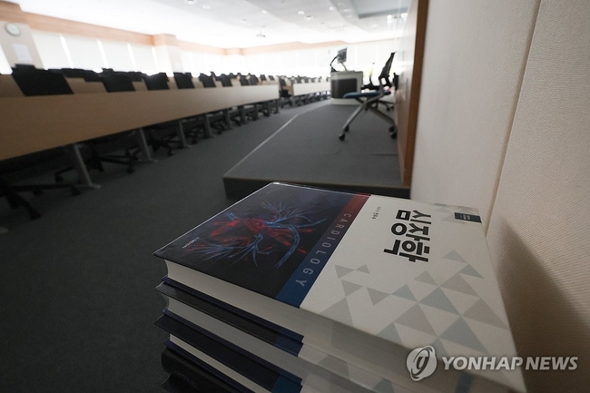대통령실이 2026학년도 의과대학 증원 규모를 조정할 수 있으며 여·야·의·정 협의체도 구성할 수 있다는 입장을 밝힌 6일 서울 시내<br>
한 의대 강의실에 심장학 이론서가 쌓여 있다. 2024.9.6 【서울=연합뉴】