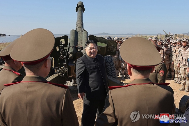 김정은 북한 국무위원장이 한 달만에 포병학교를 다시 찾아 실탄사격훈련을 지도했다.김 위원장이 오진우 포병종합군관학교 제75기 졸업생들의 포실탄사격훈련을 현지지도했다고 조선중앙통신이 6일 보도했다. 2024.10.6 【국내에서만 사용가능=연합뉴스】