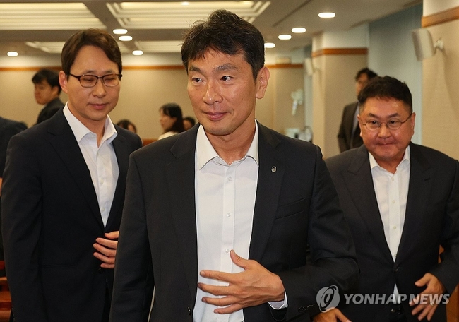 이복현 금융감독원장이 26일 서울 여의도 금융감독원에서 열린 가상자산사업자 CEO 간담회에서 기념촬영을 하기 위해 자리로<br>
향하고 있다. 왼쪽부터 이재원 빗썸코리아 대표, 이 원장, 이석우 두나무 대표. 2024.9.26 【서울=연합뉴스】