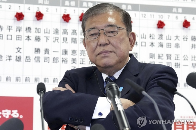  일본 집권 자민당 총재인 이시바 시게루 총리가 27일 당 본부에서 발언 도중 생각에 잠겨 있다. 【도쿄 교도·AP=연합뉴스】