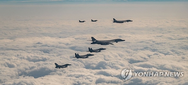  한미일은 20일 미국의 B-1B 전략폭격기가 전개한 가운데, 제주 동방의 한일 간 방공식별구역(ADIZ) 중첩구역에서 한·미·일 공중<br>
훈련을 실시했다고 밝혔다. 사진은 한미일 공중훈련 모습. 2023.12.20 【합참제공=연합뉴스】