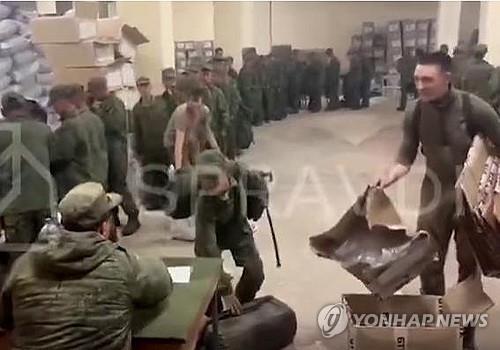 10월18일(현지시간) 우크라이나 문화정보부 산하 전략소통·정보보안센터(SPRAVDI)가 북한군으로 추정되는 군인들이 줄을 서서<br>
러시아 보급품을 받고 있다고 공개한 영상. 2024.10.21 【우크라군 전략소통·정보보안센터 X캡처=연합뉴스】