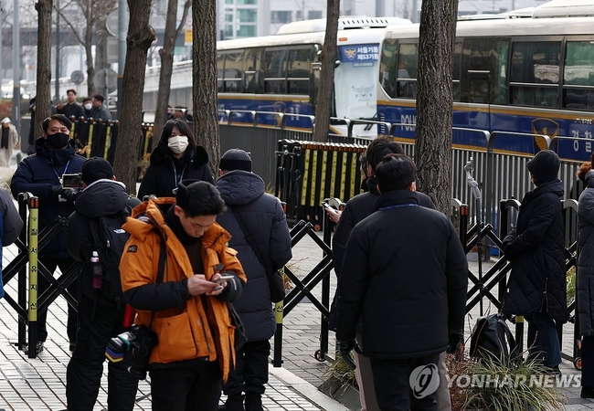 고위공직자범죄수사처가 내란 혐의를 받는 윤석열 대통령에 대한 체포영장을 청구한 30일 서울 한남동 대통령 관저 인근의 모습.<br>
2024.12.30 【서울=연합뉴스】