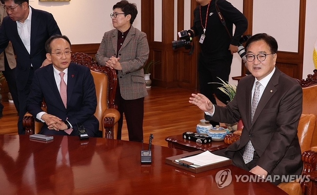 국민의힘 추경호 원내대표와 중진 의원들이 2일 오전 비상의원총회를 마친 뒤 국회의장실을 방문, 우원식 의장에게 감액 예산안의<br>
본회의 처리에 대한 반대 의견을 전달하고 있다. 2024.12.2 【서울=연합뉴스】