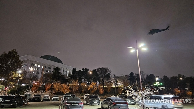 윤석열 대통령이 긴급 담화를 통해 비상계엄을 선포한 가운데 3일 밤 여의도 국회의사당 위에 헬기들이 떠 있다. 2024.12.4 <br>
【서울=연합뉴스】