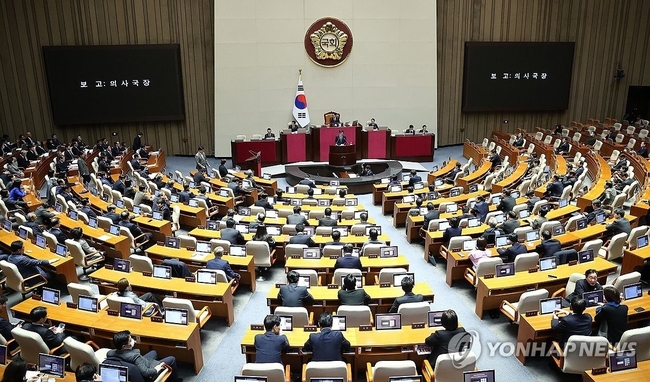 13일 국회 본회의에서 윤석열 대통령에 대한 탄핵소추안이 보고되고 있다. 2024.12.13 【서울=연합뉴스】