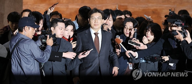 국민의힘 권성동 원내대표가 14일 오전 국회에서 열린 비상의원총회에 참석하고 있다. 2024.12.14 【연합뉴스】