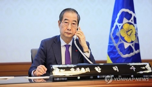 한덕수 대통령 권한대행 겸 국무총리가 15일 오전 서울 종로구 정부서울청사에서 조 바이든 미국 대통령과 통화하고 있다.<br>
2024.12.15 【총리실 제공=연합뉴스】