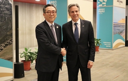 조태열 외교부 장관이 14일(현지시간) 아시아태평양경제협력체(APEC) 각료회의를 계기로 페루 리마에서 토니 블링컨 미국 국무장관과 한미 외교장관회담을 개최, 기념 촬영하고 있다. 2024.11.15 【외교부 제공.】