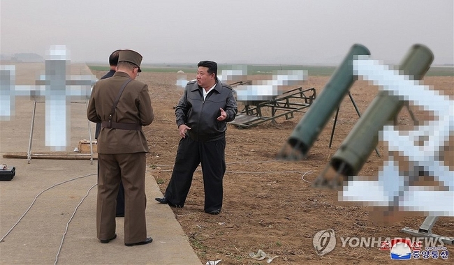 김정은 북한 국무위원장이 지난 14일 무인항공기술연합체 산하 연구소와 기업소들에서 생산한 각종 자폭 공격형무인기들의 성능<br>
시험을 현지에서 지도했다고 조선중앙통신이 15일 보도했다. 2024.11.15 【국내에서만 사용가능=연합뉴스】