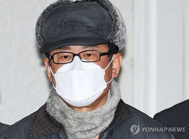 '12·3 비상계엄' 기획에 관여한 혐의로 구속된 노상원 전 국군정보사령관이 24일 오전 서울 은평구 서울서부경찰서에서 검찰로 송 치되고 있다. 2024.12.24 【서울=연합뉴스】