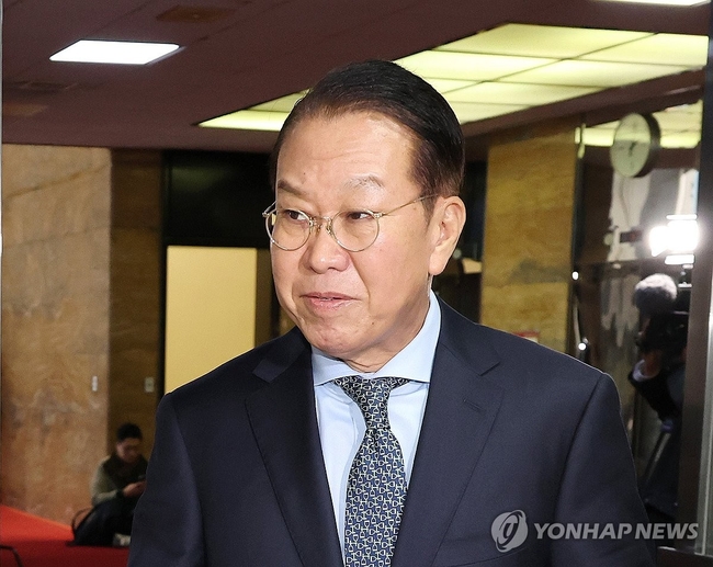 국민의힘 권영세 의원이 6일 오후 국회에서 열린 한동훈 대표와의 5∼6선 의원 간담회에 참석하기 위해 당 대표실로 이동하고 <br>
있다. 2024.11.6 【서울=연합뉴스】