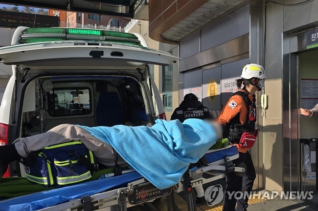  29일 오전 전남 무안국제공항에서 발생한 여객기 사고에서 구조된 승무원이 소방대원들에 의해 목포의 한 병원으로 이송되고<br>
있다. 2024.12.29 【목포=연합뉴스】