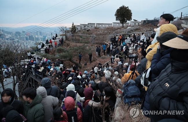 2025년 을사년(乙巳年) 첫날인 1일 오전 서울 종로구 인왕산 범바위 인근에서 시민들이 일출을 지켜보고 있다. 2025.1.1 <br>
【서울=연합뉴스】