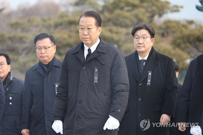 국민의힘 권영세 비상대책위원장과 권성동 원내대표 등 의원들이 1일 오전 서울국립현충원을 찾아 현충탑으로 향하고 있다.<br>
2025.1.1 【서울=연합뉴스】
