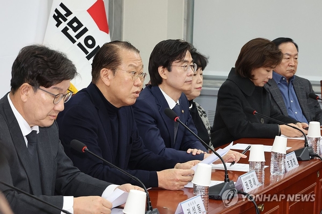 국민의힘 권영세 비상대책위원장이 5일 오후 서울 여의도 국회에서 열린 비대위원-중진의원의 연석회의에서 발언하고 있다.<br>
2025.1.5 【서울=연합뉴스】