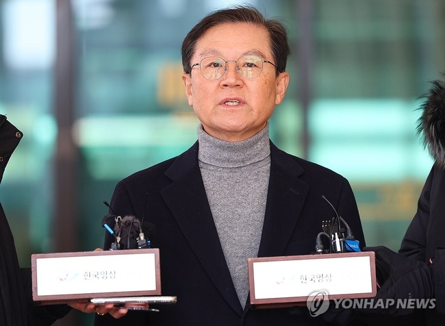 윤석열 대통령 측 윤갑근 변호사가 31일 오전 서울 서초구 서울고검 앞에서 기자간담회를 열고 법원의 윤 대통령에 대해 청구한<br>
체포영장 발부 관련 입장을 말하고 있다. 2024.12.31 【서울=연합뉴스】