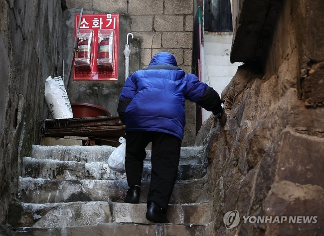 서울 용산구 동자동 쪽방촌에서 한 어르신이 얼음이 언 계단을 힘겹게 오르고 있는 모습【서울=연합뉴스】