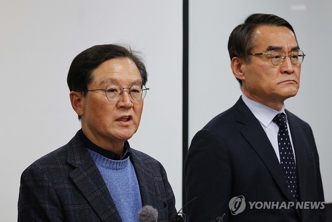 윤석열 대통령 측 윤갑근 변호사가 8일 서울 서초구 한국컨퍼런스센터에서 열린 기자간담회에서 발언하고 있다. 2025.1.8 <br>
【서울=연합뉴스】