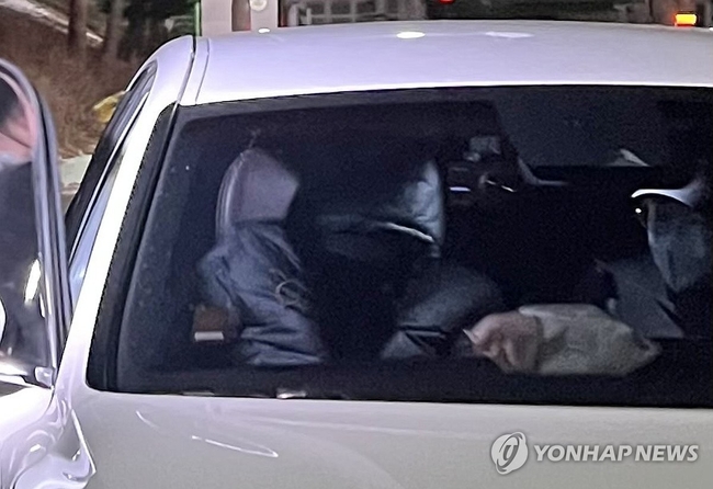 2018년 지방선거 예비 후보자로부터 불법 정치자금을 수수한 혐의를 받는 '건진법사' 전성배 씨가 9일 오후 구속영장이 기각된<br>
직후 서울 구로구 남부구치소를 나와 차량에 탑승하고 있다. 2025.1.9 【서울=연합뉴스】