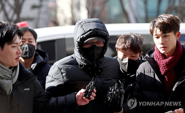  2018년 지방선거 당시 공천을 받게 해주겠다며 거액을 수수한 혐의를 받는 무속인 '건진법사' 전성배씨가 9일 오후 서울 양천구<br>
서울남부지방법원에서 열린 구속 전 피의자 심문(영장실질심사)에 출석하고 있다. 2025.1.9 【서울=연합뉴스】