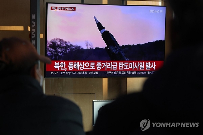 북한이 극초음속 미사일로 추정되는 탄도미사일을 동해상으로 발사한 6일 오후 서울역 대합실에서 관련 뉴스가 보도되고 있다.<br>
이는 올해 첫 탄도미사일 발사다. 2025.1.6 【서울=연합뉴스】