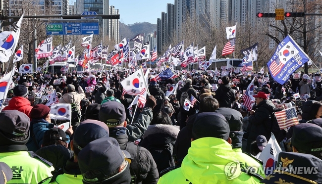 고위공직자범죄수사처(공수처)가 윤석열 대통령을 내란 수괴 혐의로 체포해 조사하고 있는 가운데 15일 경기도 과천시 공수처가<br>
위치한 정부과천청사 앞에서 윤 대통령 지지자들이 시위하고 있다. 2025.1.15 【과천=연합뉴스】