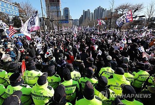 고위공직자범죄수사처(공수처)가 윤석열 대통령을 내란 수괴 혐의로 체포해 조사하고 있는 15일 오후 경기도 과천시 공수처가<br>
위치한 정부과천청사 앞에서 윤 대통령 지지자들이 시위하고 있다. 2025.1.15 【과천=연합뉴스】
