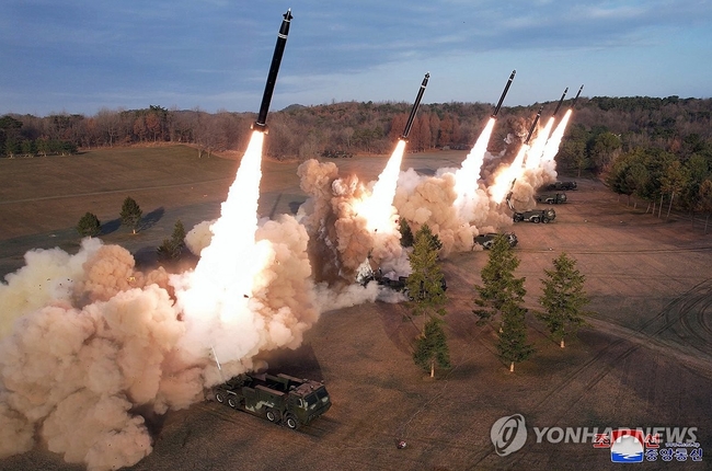 <strong>북한이 작년 3월 공개한 초대형방사포 사격훈련 모습</strong><br>
【연합뉴스 자료사진.】