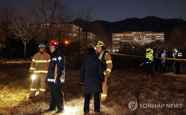 윤석열 대통령에 대한 체포영장이 집행된 15일 고위공직자범죄수사처(공수처)가 있는 경기 과천시 정부과천청사 부근에서 남성<br>
1명이 분신하는 사고가 발생해 경찰과 소방이 현장을 조사하고 있다. 2025.1.15 【과천 공동 취재=연합뉴스】