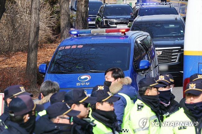 내란 우두머리 혐의로 체포된 윤석열 대통령이 탑승한 차량 행렬이 18일 경기도 의왕시 서울구치소에서 나와 구속 전 피의자심문<br>
(영장실질심사)이 열리는 서울서부지법으로 향하고 있다. 2025.1.18 【의왕=연합뉴스】