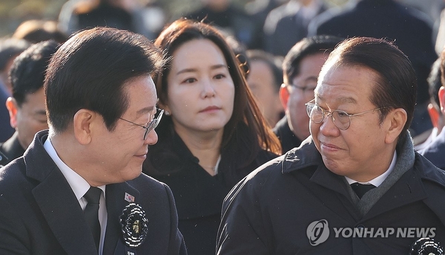 국민의힘 권영세 비상대책위원장과 더불어민주당 이재명 대표가 3일 오전 서울 여의도 국회에서 열린 김수한 전 국회의장 국회장<br>
영결식에 참석해 있다. 2025.1.3 【서울=연합뉴스】