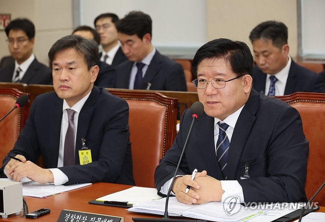 지난 20일 오후 서울 여의도 국회에서 '서부지법 폭력 난동' 관련 현안질의 등을 위해 열린 행정안전위원회 전체회의에서 경찰청장<br>
직무대행를 맡은 이호영 경찰청 차장이 의원 질의에 답하고 있다. 2025.1.20【서울=연합뉴스】