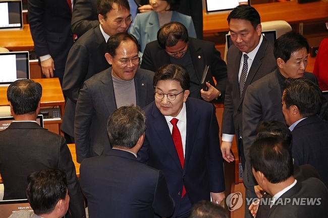 국민의힘 권성동 원내대표가 11일 서울 여의도 국회에서 열린 본회의에서 교섭단체 대표 연설을 마친 뒤 퇴장하며 여당 의원들과 인사하고 있다. 2025.2.11 【서울=연합뉴스】