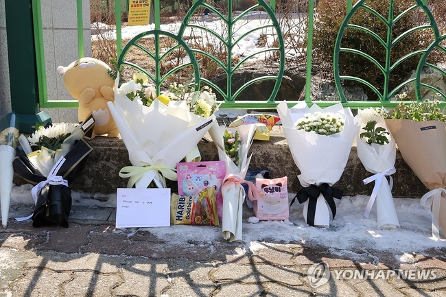 1일 오전, 초등생 1학년 여아가 살해당한 대전 서구 한 초등학교에 시민들이 두고 간 편지와 꽃, 과자, 인형 등이 놓여있다.<br>
2025.2.11 【대전=연합뉴스】