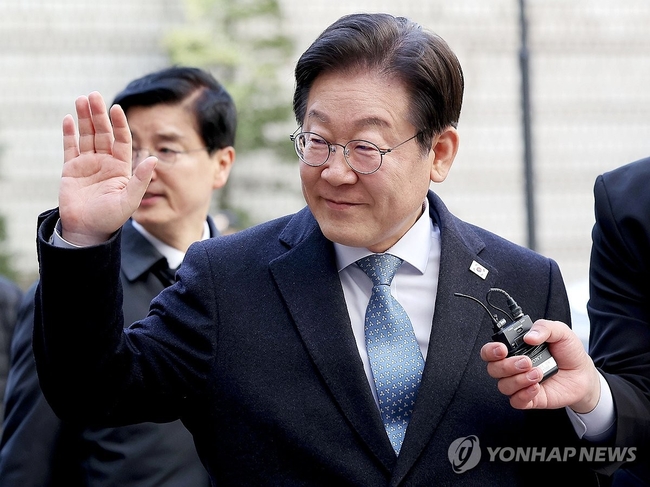  더불어민주당 이재명 대표가 26일 서울고등법원에서 열린 공직선거법 위반 혐의 사건 2심 결심 공판에 출석하고 있다. 2025.2.26 <br>
【서울=연합뉴스】