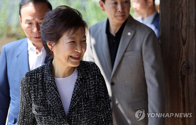  박근혜 전 대통령이 모친인 고 육영수 여사의 서거 50주기를 하루 앞둔 14일 충북 옥천에 있는 어머니 생가를 방문해 둘러보고<br>
있다. 2024.8.14 【옥천=연합뉴스】