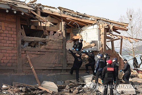 7일 오전 경기도 포천시 이동면 노곡리 공군 전투기 오폭 사고 현장에서 합동 감식반이 파손된 건물을 살펴보고 있다. 2025.3.7<br>
【포천=연합뉴스】